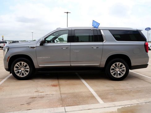 Used 2025 GMC Yukon XL Denali AWD/4WD image 3