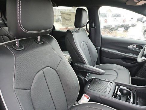 New 2026 Chrysler Pacifica Limited image 12