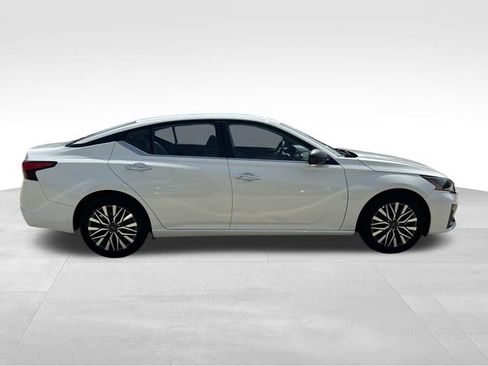 Used 2025 Nissan Altima 2.5 SV FWD image 10