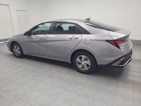 Used 2025 Hyundai Elantra SE FWD image 3
