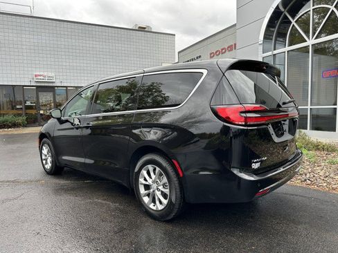 New 2026 Chrysler Pacifica Select image 4