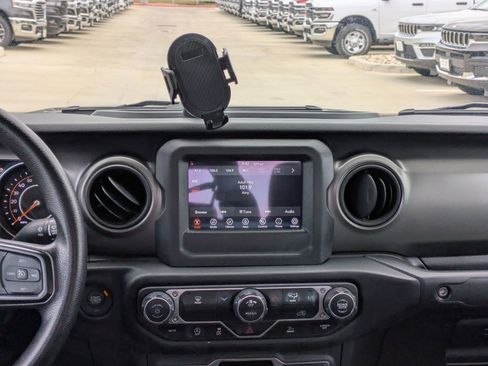 Used 2023 Jeep Gladiator Sport image 15