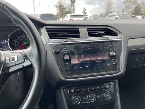 Used 2018 Volkswagen Tiguan SE image 32