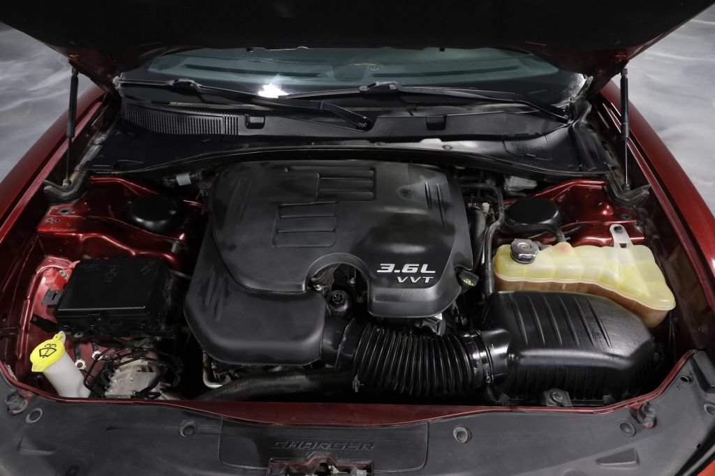 Used 2018 Dodge Charger SXT w/ Blacktop Package RWD image 31