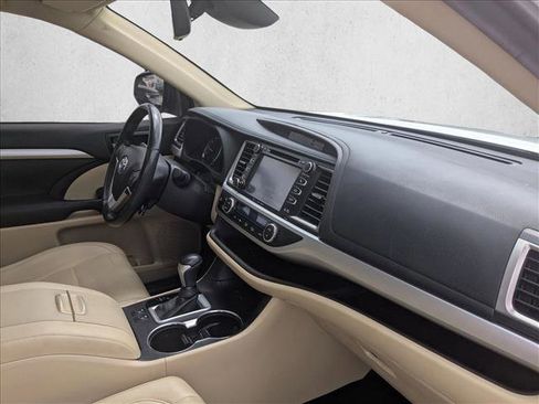 Used 2019 Toyota Highlander XLE FWD image 20