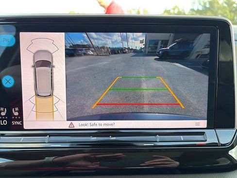 Certified 2025 Volkswagen Atlas SE w/ Panoramic Sunroof Package image 23