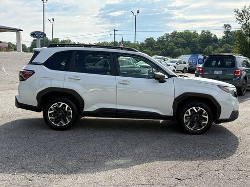 Used 2025 Subaru Forester Premium AWD/4WD image 3