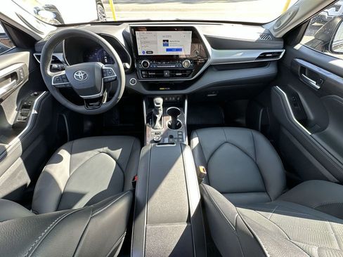 Used 2025 Toyota Highlander Platinum image 18