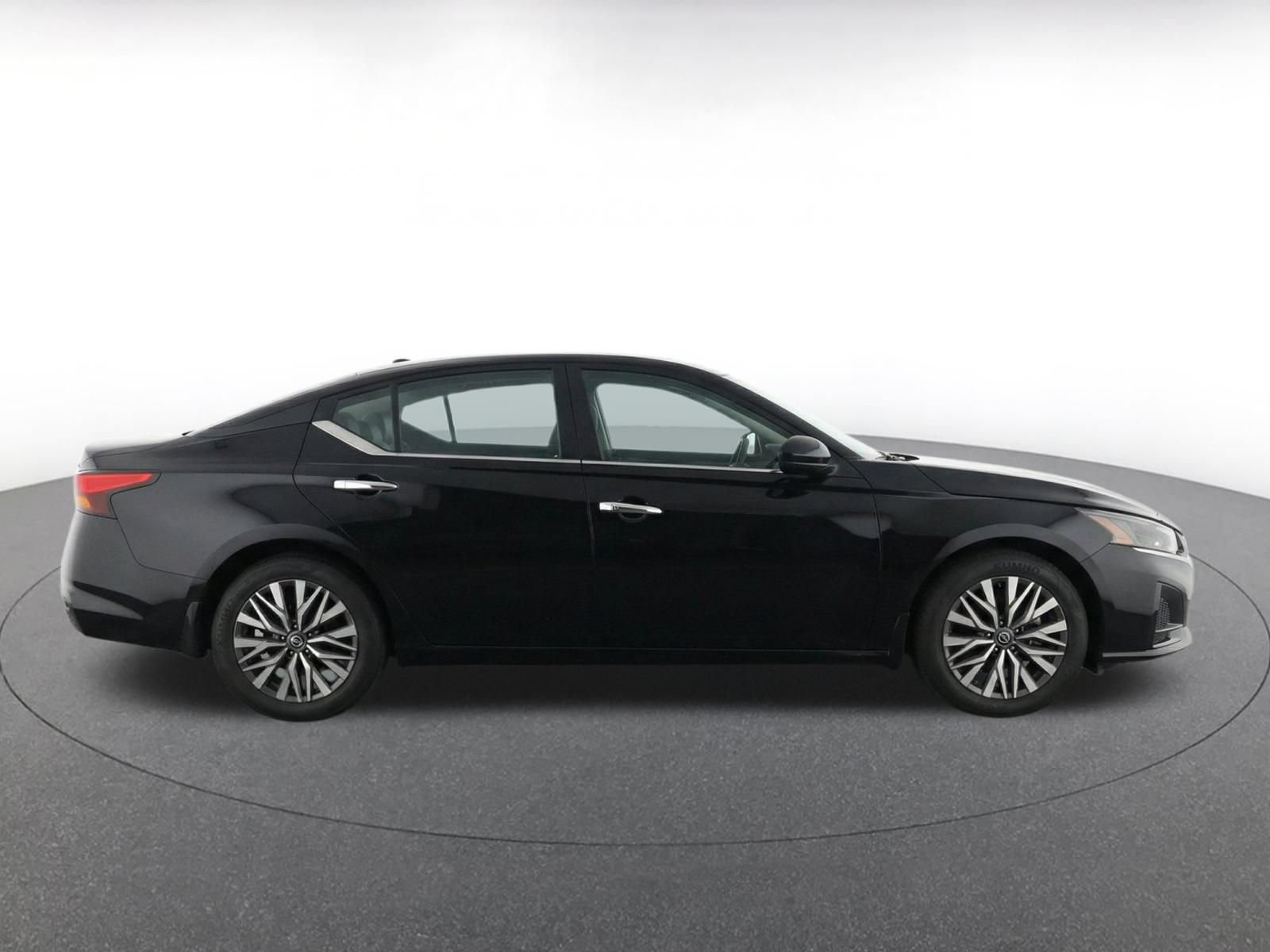 Used 2025 Nissan Altima 2.5 SV FWD image 13