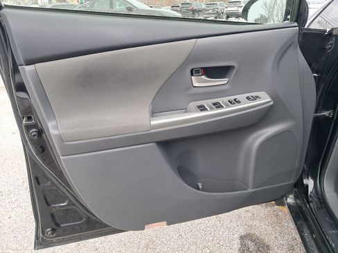 Used 2014 Toyota Prius V Three image 9