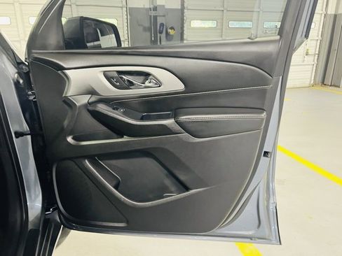 Used 2021 Chevrolet Traverse LT image 35