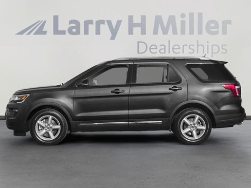 Used 2018 Ford Explorer XLT image 4