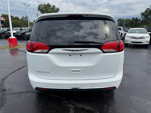 Used 2018 Chrysler Pacifica Touring-L w/ Tire & Wheel Group FWD image 4