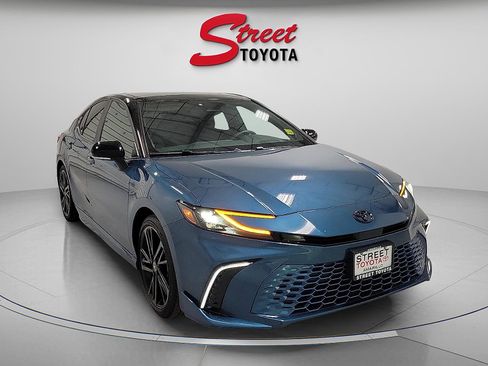 Used 2025 Toyota Camry XSE image 5