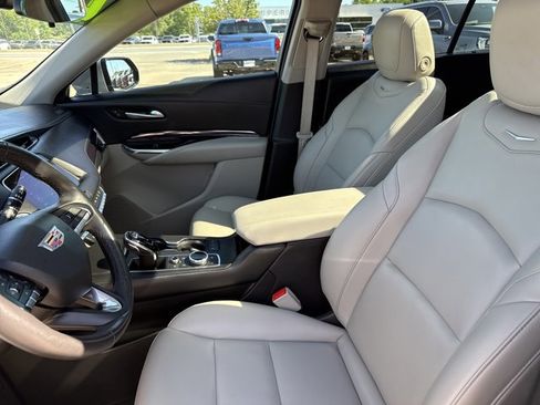Used 2023 Cadillac XT4 Luxury w/ Cold Weather Package FWD image 5
