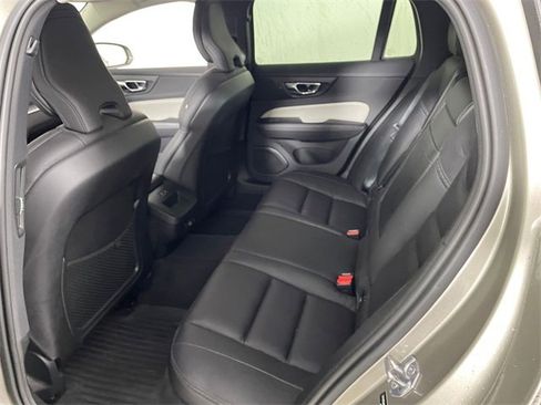 Used 2020 Volvo V60 T5 Cross Country image 12