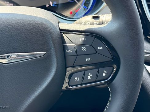 Used 2024 Chrysler Pacifica Premium FWD image 16