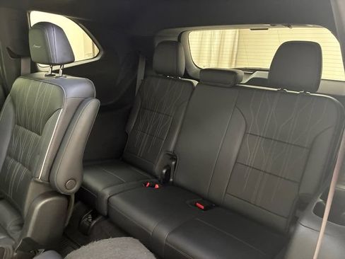 Certified 2025 Buick Enclave Avenir w/ Super Cruise Package AWD/4WD image 18