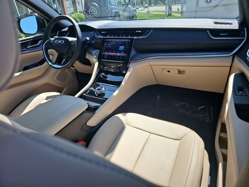 Certified 2025 Jeep Grand Cherokee L Limited w/ Luxury Tech Group II AWD/4WD image 31