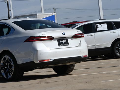 Used 2026 BMW 530i xDrive w/ Premium Package AWD/4WD image 5