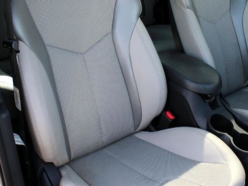 Used 2012 Hyundai Veloster w/ Style Pkg image 14