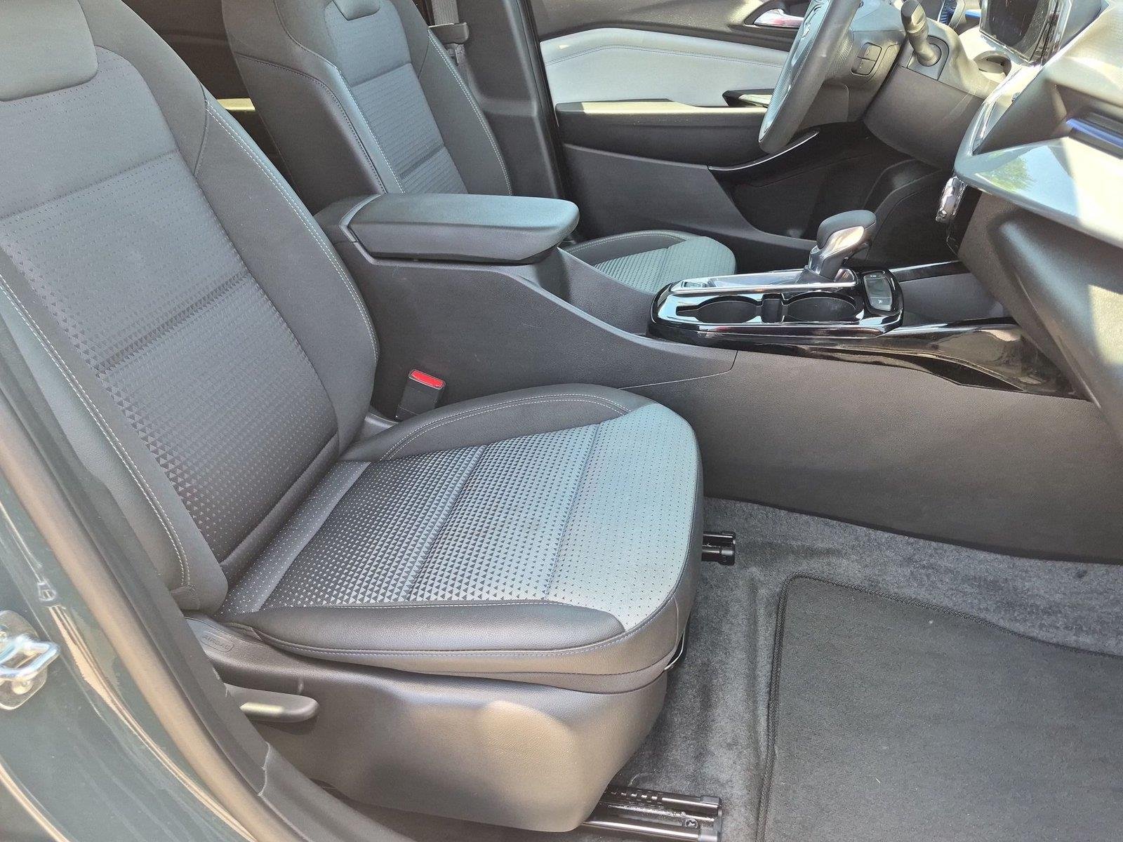 Used 2025 Chevrolet Trax LT FWD image 36