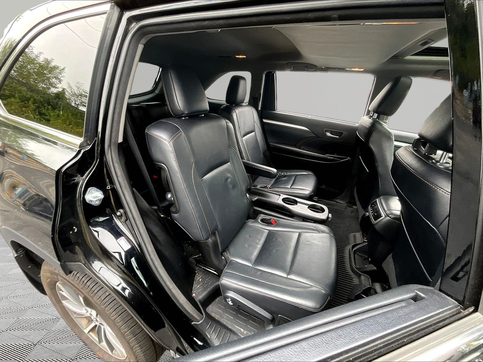 Used 2018 Toyota Highlander XLE AWD/4WD image 25