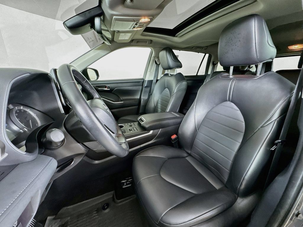 Used 2025 Toyota Highlander XLE AWD/4WD image 2