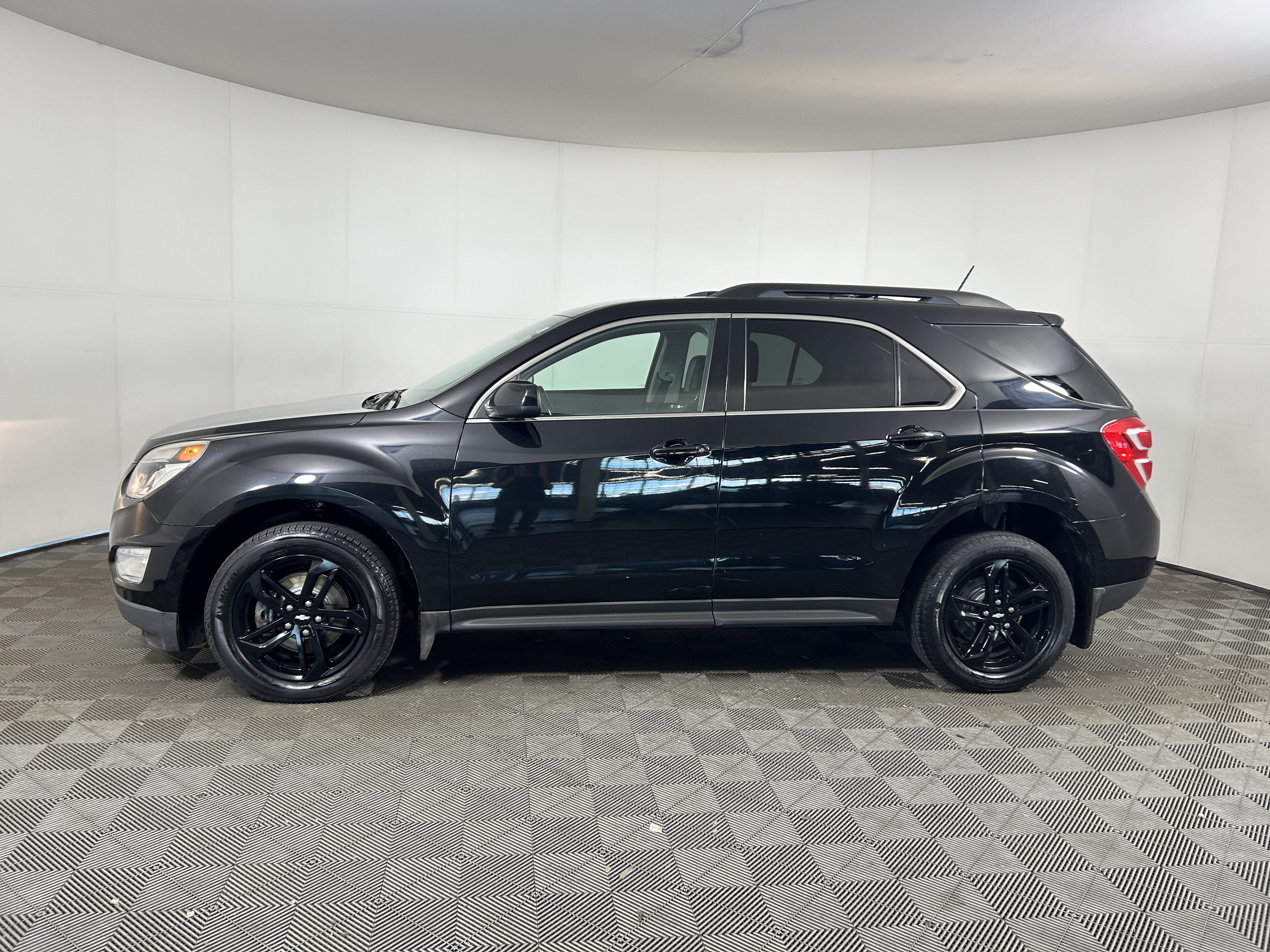 Used 2017 Chevrolet Equinox LT w/ Midnight Edition AWD/4WD image 2