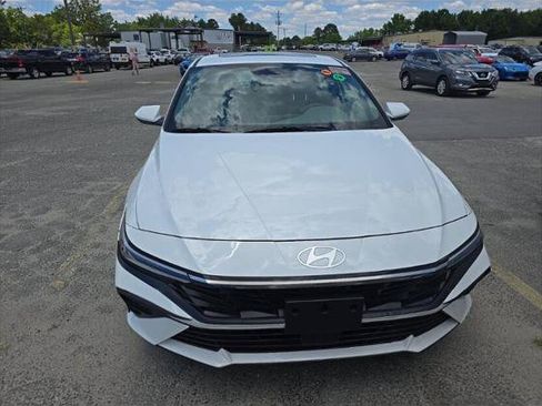 Used 2024 Hyundai Elantra SEL w/ Convenience Package FWD image 3