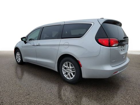 Used 2024 Chrysler Voyager LX image 3