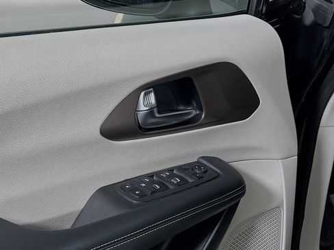 Used 2023 Chrysler Voyager LX image 17