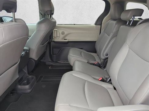 Used 2022 Toyota Sienna XLE FWD image 16