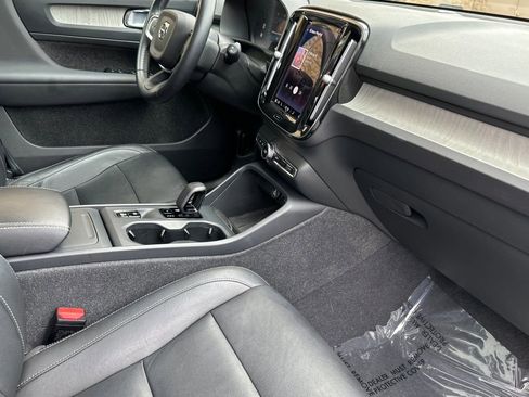 Used 2024 Volvo XC40 B5 Core image 17