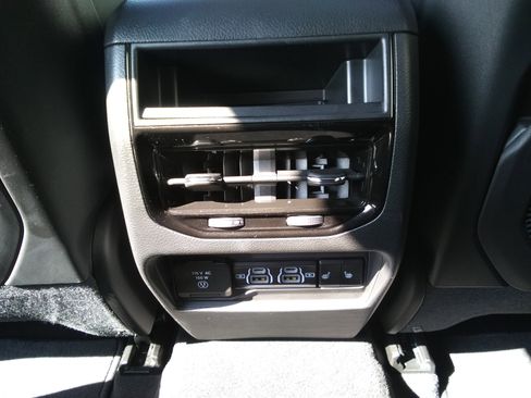 Used 2024 Jeep Grand Cherokee Limited image 12