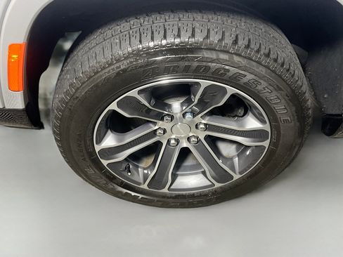 Used 2023 Jeep Grand Wagoneer Base image 13