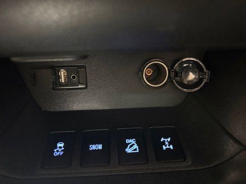 Used 2016 Toyota Highlander XLE AWD/4WD image 32