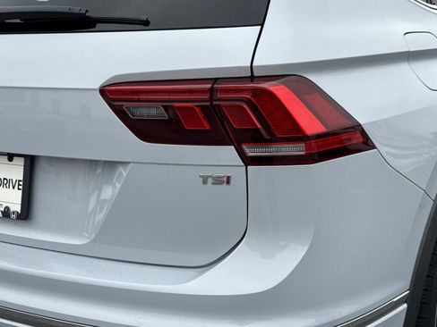 Used 2018 Volkswagen Tiguan SEL Premium w/ R-Line Package image 32