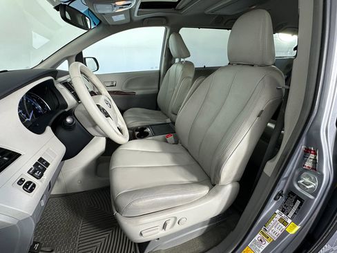 Used 2013 Toyota Sienna XLE w/ Premium Pkg AWD/4WD image 30