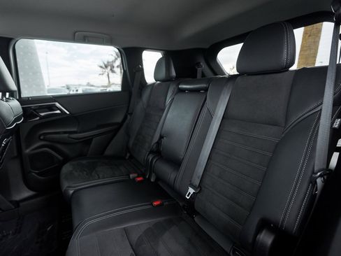 Used 2023 Mitsubishi Outlander SE image 27