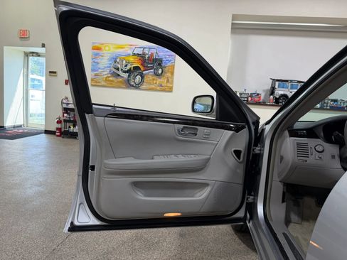 Used 2009 Cadillac DTS w/ Trunk Convenience Package FWD image 21