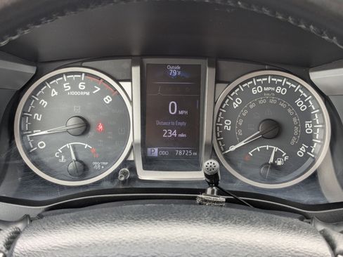 Used 2018 Toyota Tacoma SR5 AWD/4WD image 15