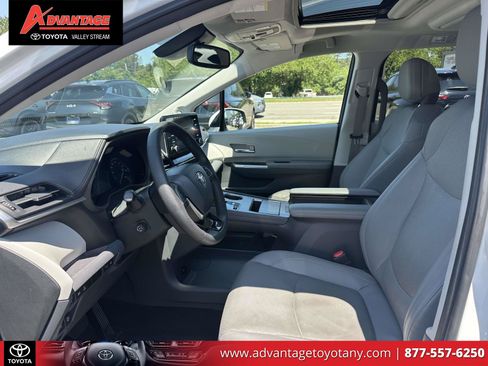 Used 2023 Toyota Sienna Limited AWD/4WD image 18