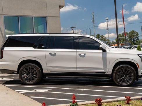 Used 2025 Cadillac Escalade ESV Sport w/ LPO, ONYX Package AWD/4WD image 8