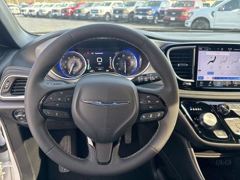 Used 2025 Chrysler Pacifica Limited FWD image 12
