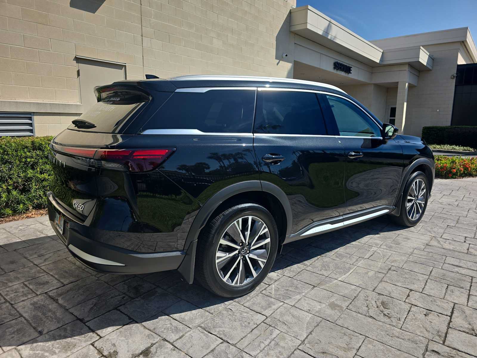 Certified 2026 INFINITI QX60 Luxe w/ Cargo Package FWD image 3