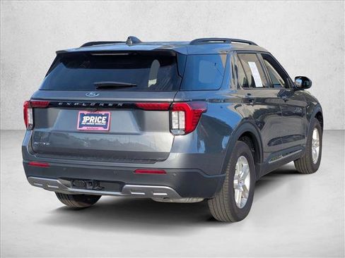 Used 2025 Ford Explorer Active w/ Active Comfort Package image 2
