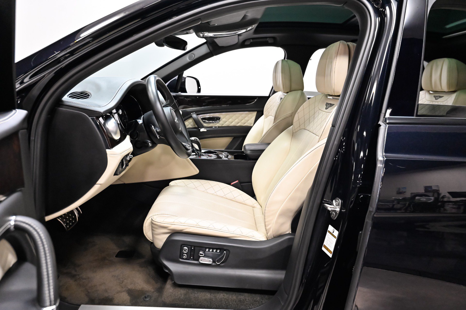 Used 2018 Bentley Bentayga w/ Black Specification AWD/4WD image 7