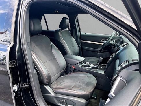 Used 2018 Ford Explorer XLT w/ Equipment Group 202A image 7