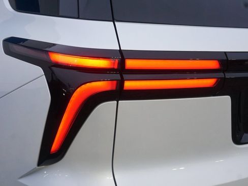 Certified 2025 Chevrolet Traverse High Country image 39